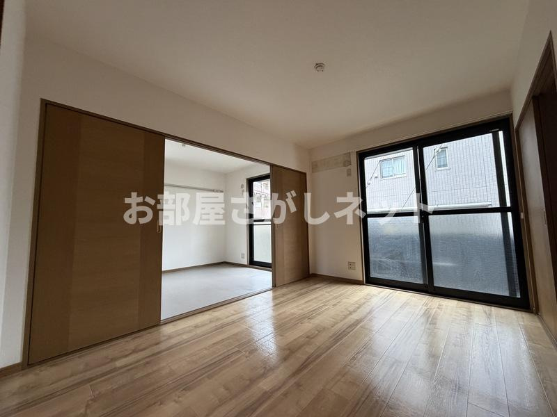 市川市相之川2丁目のアパートの居間・リビング