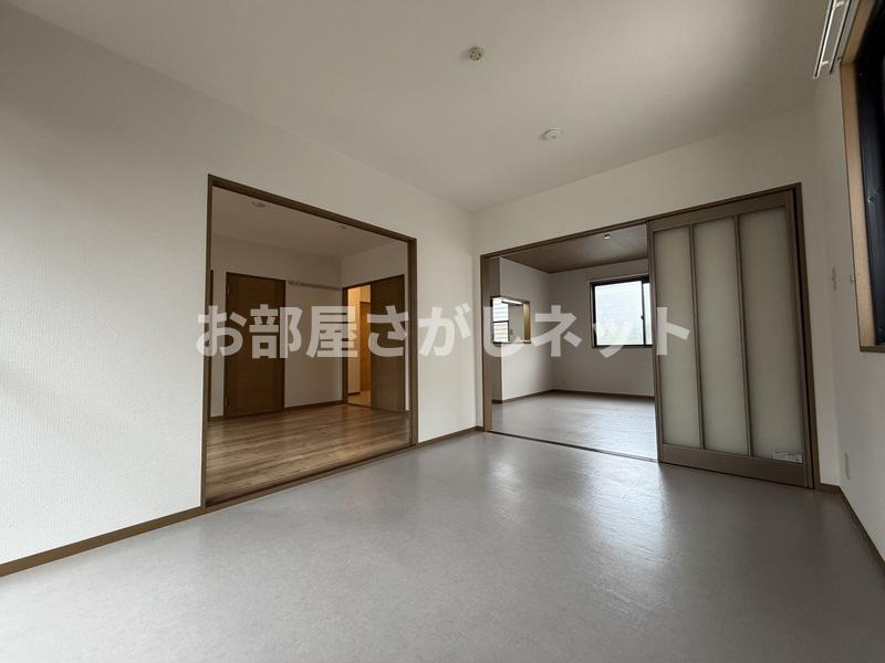 市川市相之川2丁目のアパートの居間・リビング