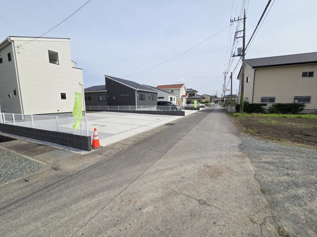 新築　太田市新田花香塚町第１　Livele Garden.S　１号棟の前面道路含む現地写真|現地写真　西側接道幅員約4.7ｍ