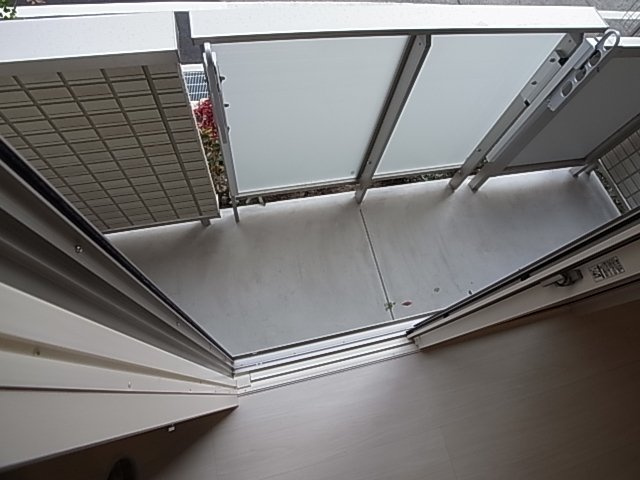 神戸市兵庫区荒田町３丁目のアパートのバルコニー