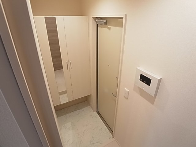 神戸市兵庫区荒田町３丁目のアパートの玄関