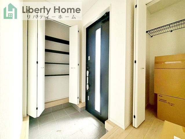 常総市本石下第12　新築戸建　5号棟の玄関