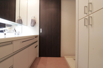 【独立洗面台】 | パークシティ大阪サウスガーデンズコート | 洗濯機置き場を室内に設置し、天候を気にせず洗濯ができます。洗濯機置き場横の収納棚は洗濯洗剤やシャンプーなどのストック収納にも便利！