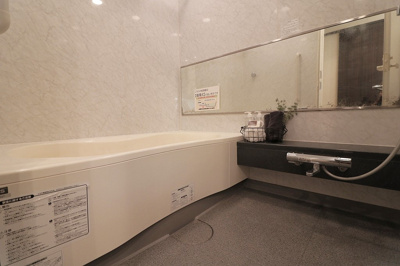 【浴室】 | パークシティ大阪サウスガーデンズコート | 足を伸ばしてゆったりと湯船に浸かれる広々バスルーム。ご家族一緒に、癒しのバスタイムをお楽しみいただけます！