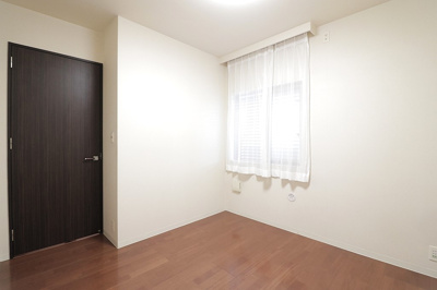 【洋室】 | パークシティ大阪サウスガーデンズコート | 木のぬくもりと白を基調とした明るい洋室5.2帖。ベッドやデスクなど、お好きなインテリアを揃えお部屋作りをお楽しみいただけます！