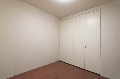 【洋室】 | パークシティ大阪サウスガーデンズコート | 洋室5.2帖には扉付きのクローゼット付き！居住空間が片付き、お部屋をスッキリとお使いいただけます。