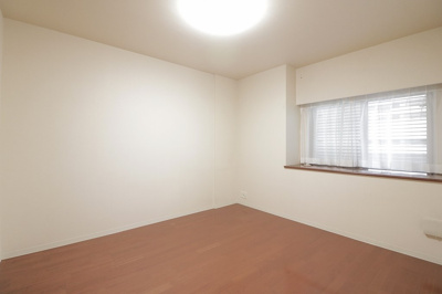 【洋室】 | パークシティ大阪サウスガーデンズコート | 洋室7帖。大型ベッドも設置可能でご夫婦の寝室にも！大きなベッドでお子様も一緒にお休みになれます。