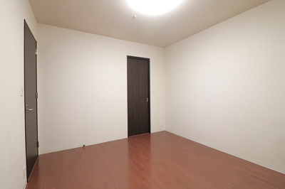 【洋室】 | パークシティ大阪サウスガーデンズコート | 洋室7帖。家具を配置しても余裕の広さ！ご家族のライフスタイルに合わせ、柔軟に対応できるお部屋です。