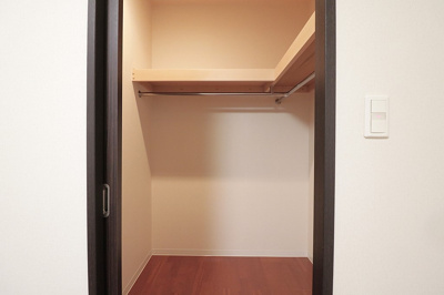 【収納】 | パークシティ大阪サウスガーデンズコート | 洋室7帖のWIC。棚板やハンガーパイプ付き！衣類と鞄などの小物類を区別して、整理整頓しやすい収納スペースです。