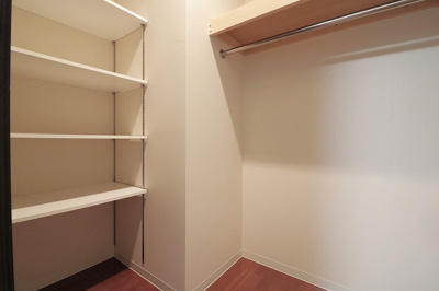 【収納】 | パークシティ大阪サウスガーデンズコート | 洋室7帖のWIC。ハンガーパイプの他、可動棚付き！収納する物の大きさに合わせられ、片付けや取り出しもスムーズです。