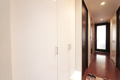 【収納】 | パークシティ大阪サウスガーデンズコート | 脱いだ靴をすぐに片付けられるシューズボックス付きの玄関。お客様をお迎えする空間をいつでも綺麗に保つことができますね！