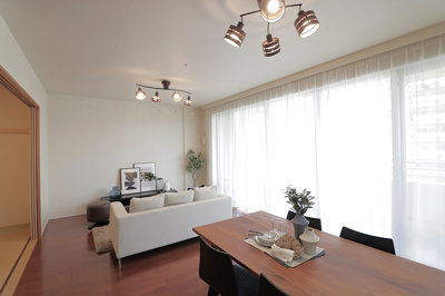 【居間・リビング】 | パークシティ大阪サウスガーデンズコート | ご家族が集まりたくなる16.2帖のLDK。※設置されている家具・小物・照明はディスプレイ用です。家具・照明付き販売ではございません。