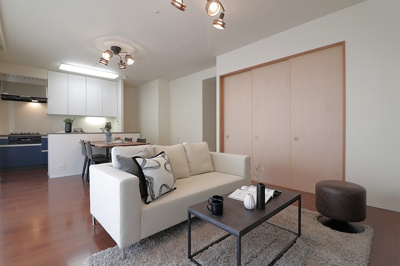 【居間・リビング】 | パークシティ大阪サウスガーデンズコート | ダイニングとリビングスペースをしっかり分けられる広さ！家具配置もしやすく、快適にお寛ぎいただけます。