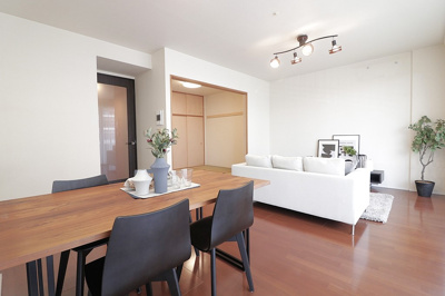 【居間・リビング】 | パークシティ大阪サウスガーデンズコート | リビングに和室が隣接！引き戸仕様の扉を開放でき、一体利用もOK！2部屋が繋がり大空間が実現します。