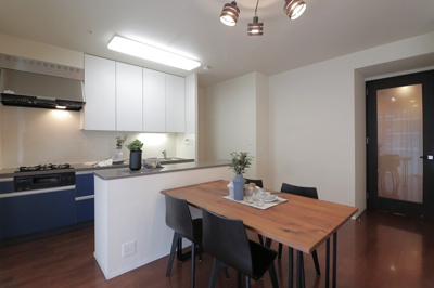 【居間・リビング】 | パークシティ大阪サウスガーデンズコート | キッチンとLD空間の間には収納付きのカウンターを設置。お料理の配膳や片付けにも便利なスペースです！