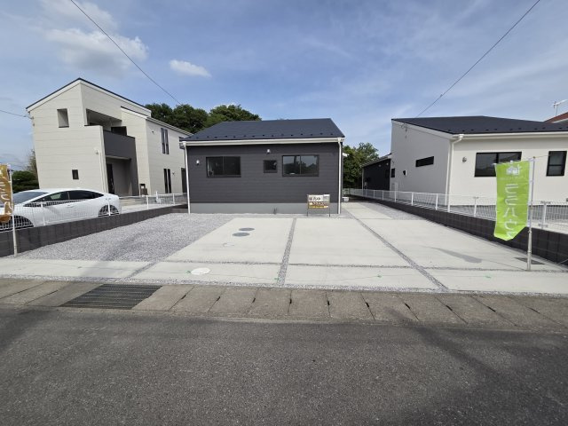 新築　太田市新田花香塚町第１　Livele Garden.S　2号棟の駐車場|現地写真　駐車スペースは並列4台分可能です！
