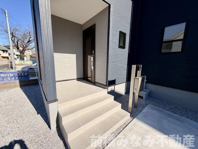 高崎市石原町第24　３号棟(全６棟)　リーブルガーデン　新築建売分譲の玄関|収納もある玄関です