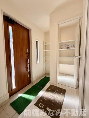 高崎市石原町第24　２号棟(全６棟)　リーブルガーデン　新築建売分譲の玄関|明るい玄関です