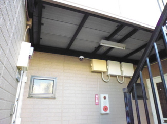 【その他共用部分】 | 共用部にある防犯カメラです！夜遅くに帰宅する時も、お出かけ時でも安心ですね♪
