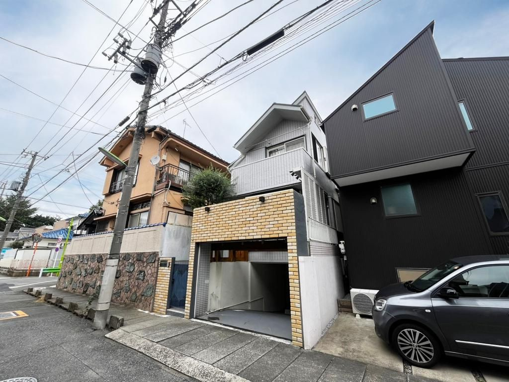 世田谷区上用賀4丁目 中古戸建の前面道路含む現地写真
