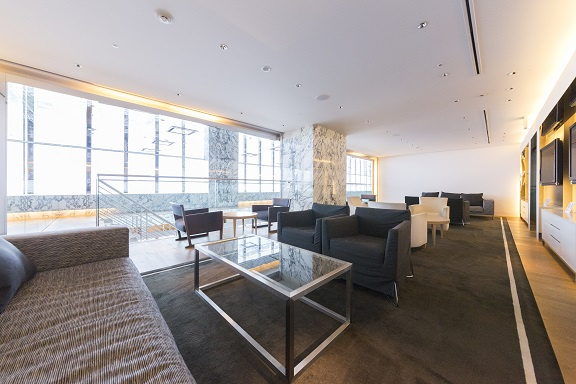 ◆SEA SKY LOUNGE◆
49階にはサービスカウンターを、50階にはワイドテレビと書棚を設置。貸し切りでパーティーを楽しんだり、落ち着いて過ごしたり新しいTOKYOの楽しみ方をご堪能ください。
