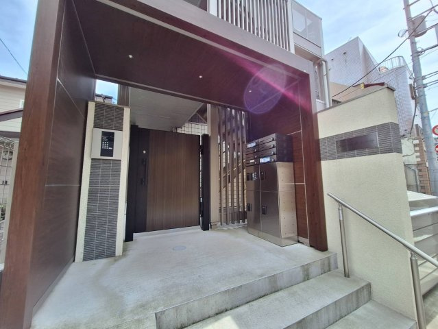 クレール井土ヶ谷のエントランス