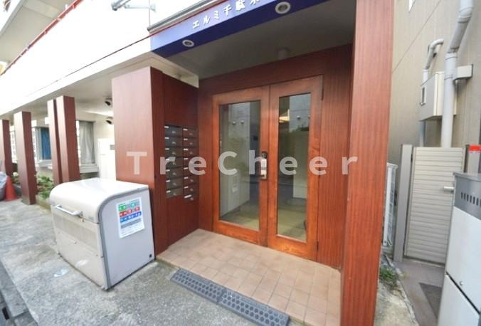 エルミ千駄木のエントランス