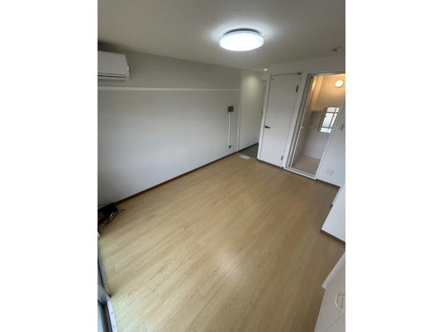 ローズレジデンス西八代の洋室