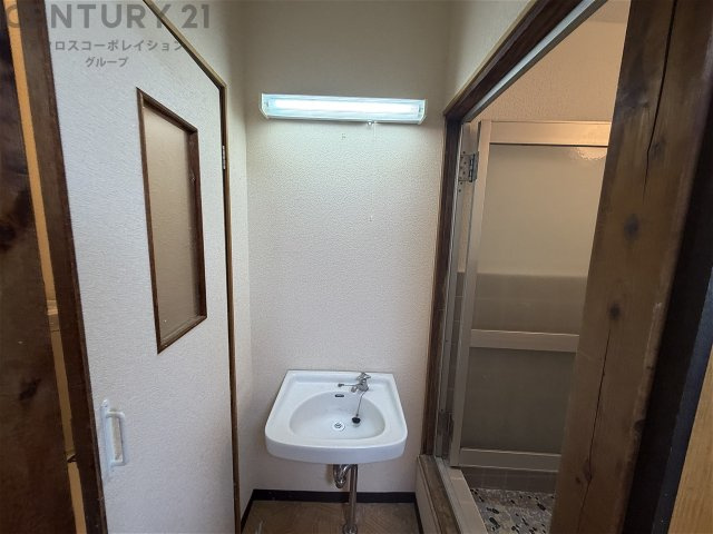 シンプルで掃除のしやすいトイレです♪