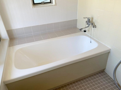 【浴室】 | フォートレスフタミ | 花壇スペース付きの光が差し込む明るいバスルーム。換気ができ、カビ対策にもなりますね