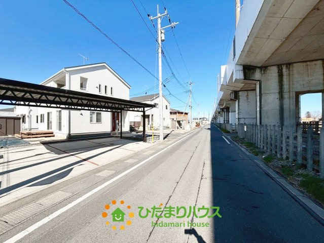 古河市女沼　中古一戸建ての前面道路含む現地写真