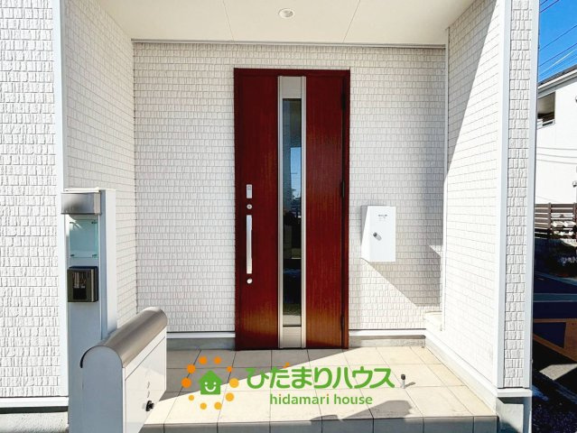 古河市女沼　中古一戸建ての玄関