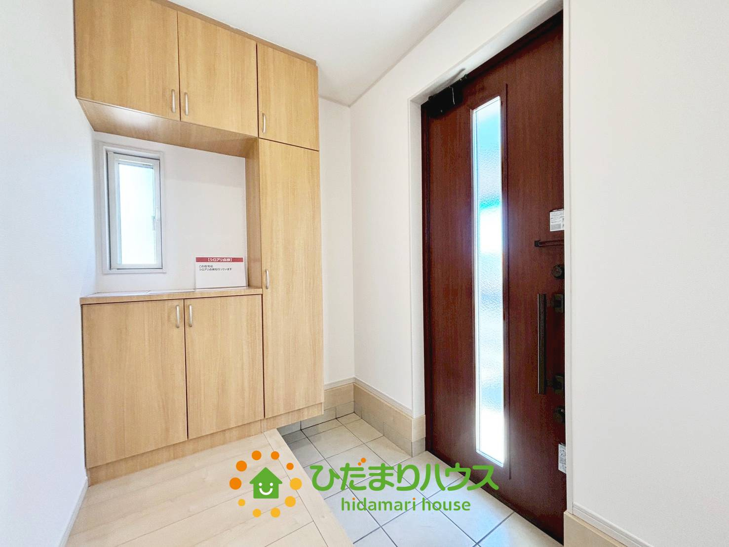 古河市女沼　中古一戸建ての玄関