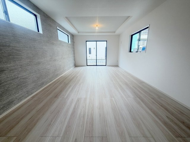 三郷市上彦名　新築戸建　全1棟の居間・リビング|アクセントクロス・折上天井がオシャレなリビング