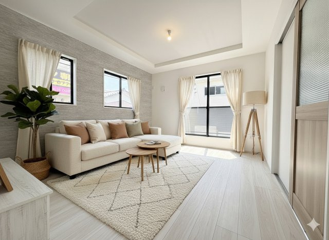 三郷市上彦名　新築戸建　全1棟の居間・リビング|同施工会社の参考写真にCGによる画像処理を行っています。家具、小物、カーテン等はイメージはCGです。