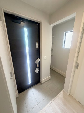 三郷市上彦名　新築戸建　全1棟の玄関|玄関の写真です