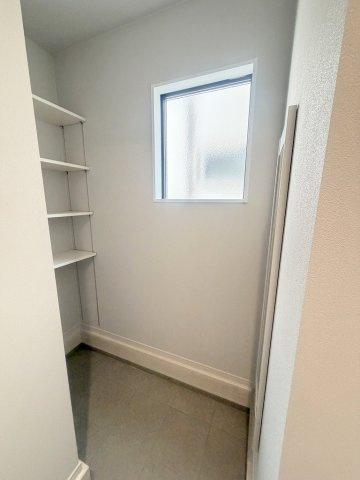 三郷市上彦名　新築戸建　全1棟の玄関|アウトドア用品やベビーカー置きに便利な土間収納