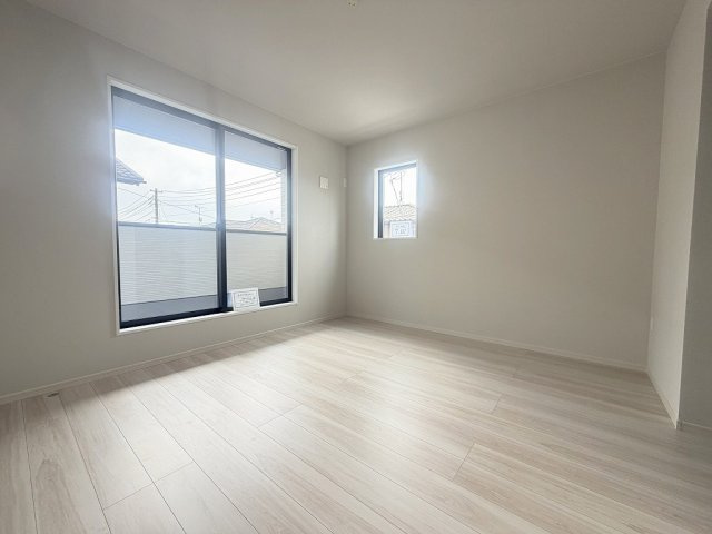 三郷市上彦名　新築戸建　全1棟の洋室|2面採光の明るい7帖の洋室・主寝室としていかがでしょう