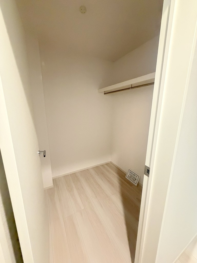 三郷市上彦名　新築戸建　全1棟の収納|1階ホールにファミリークローク付です