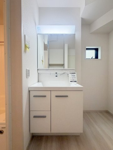 三郷市上彦名　新築戸建　全1棟の独立洗面台|三面鏡付きシャワードレッサーで朝の準備も快適