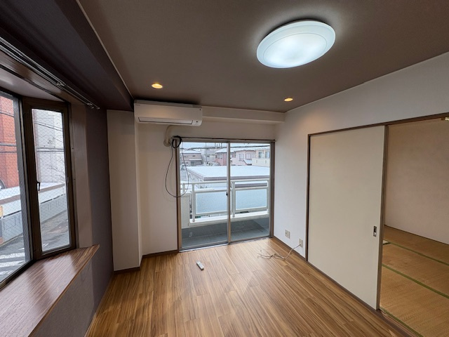 笹屋マンションの洋室