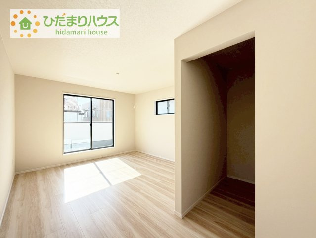【寝室】 | 取手市井野9期　新築戸建　2号棟 | バルコニーに面していて、たっぷり光りの入る明るい主寝室です！