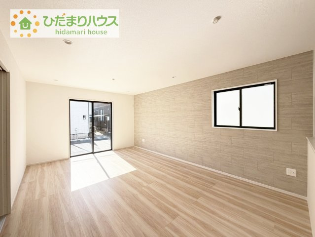 【居間・リビング】 | 取手市井野9期　新築戸建　2号棟 | リビングの大きな窓からは、暖かな日の光が降り注ぎます・・・