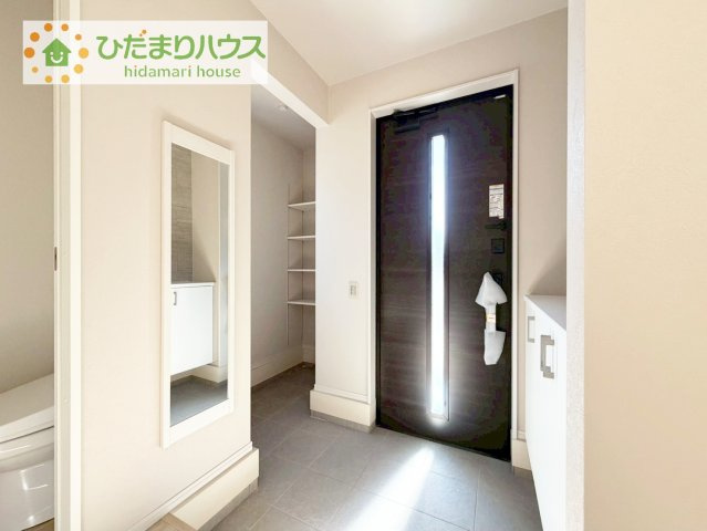 【玄関】 | 取手市井野9期　新築戸建　2号棟 | 収納力のあるシューズボックスと姿見があります！
お出掛け前に身だしなみをチェックしましょう！