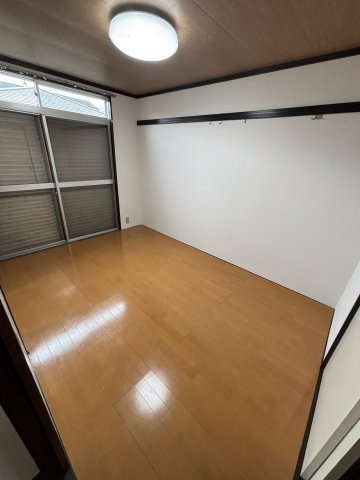 ファミール清水の洋室