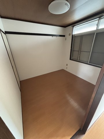 ファミール清水の洋室