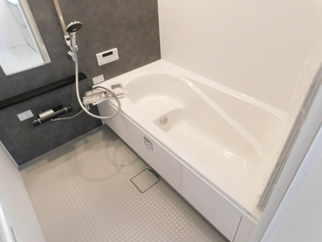 北名古屋市中之郷八反の新築一戸建の浴室|◇浴室◇　　広い１坪サイズ（LIXIL）・浴室暖房乾燥機・保温浴槽・エコベンチ浴槽・スライドバーシャワー・キレイサーモフロア・オートバス・バリアフリー