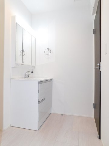 北名古屋市中之郷八反の新築一戸建の独立洗面台|◇洗面室◇　　三面鏡シャンプードレッサー　くもり止め仕様　