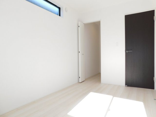 北名古屋市中之郷八反の新築一戸建の洋室|◇洋室◇　　南面で明るい洋室約５．０帖　ウォークインクローゼット完備♪