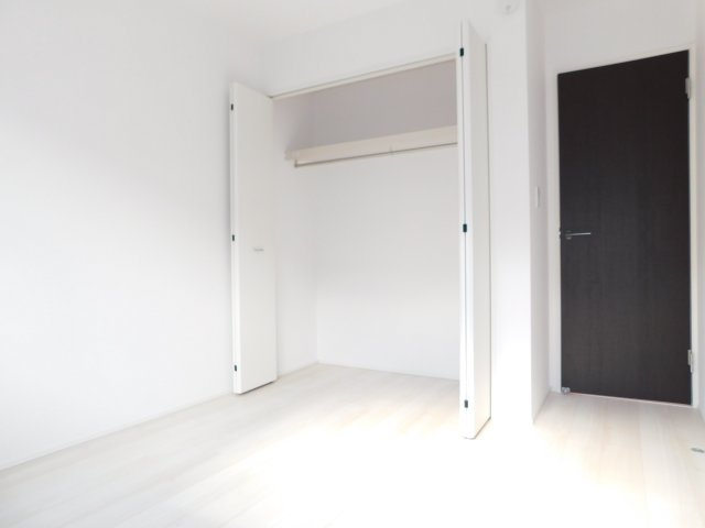 北名古屋市中之郷八反の新築一戸建の洋室|◇洋室◇　　南面で明るい洋室約５．２５帖　全居室収納完備♪